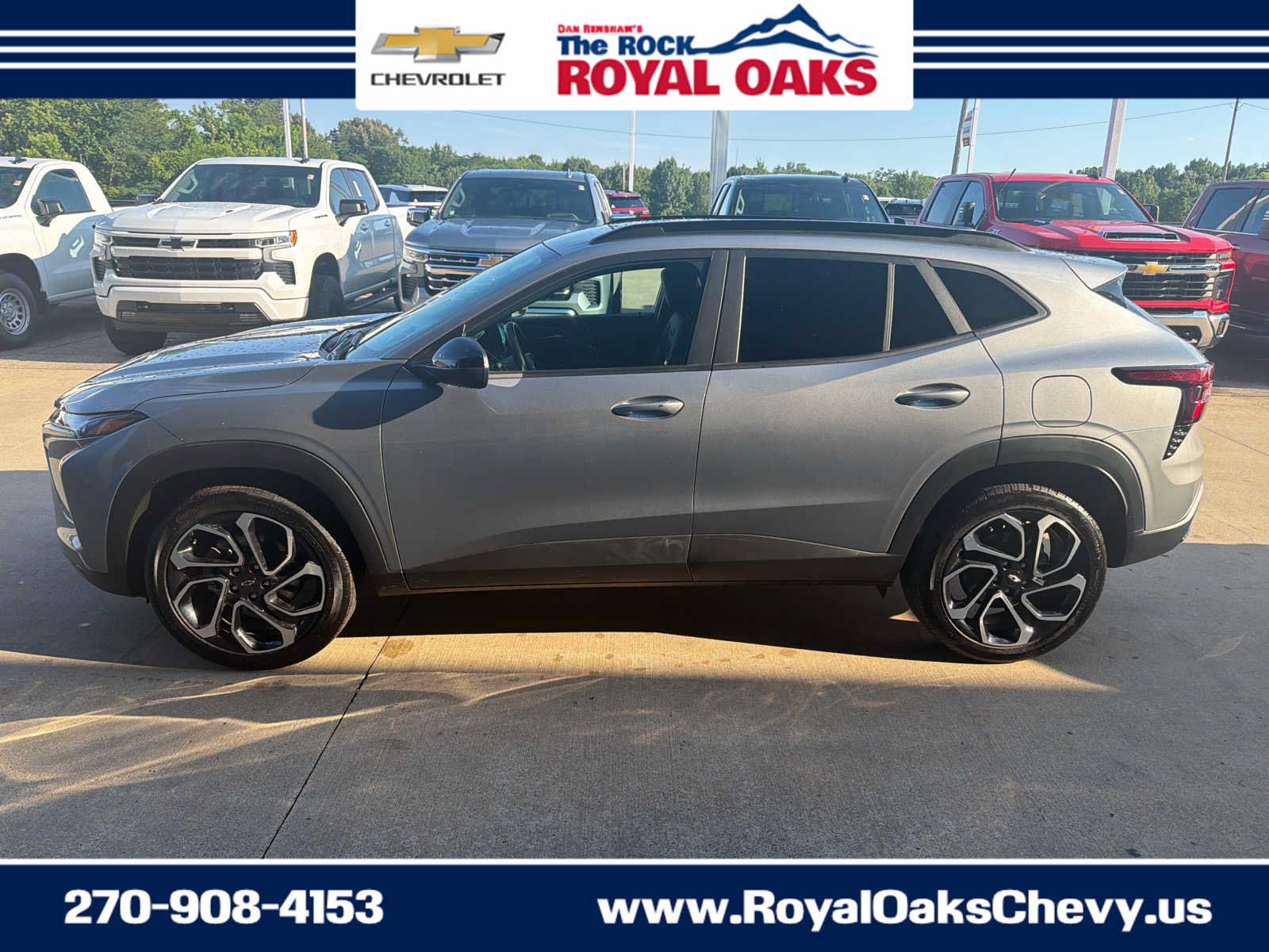 Used 2025 Chevrolet Trax RS w/ Sunroof Package FWD image 2