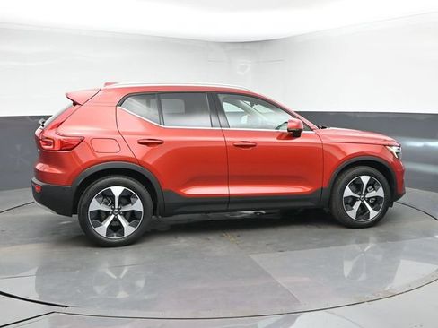 Used 2025 Volvo XC40 B5 Plus AWD/4WD image 9