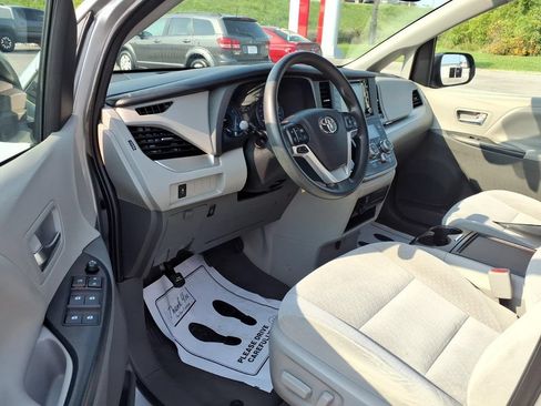 Used 2020 Toyota Sienna LE FWD image 6