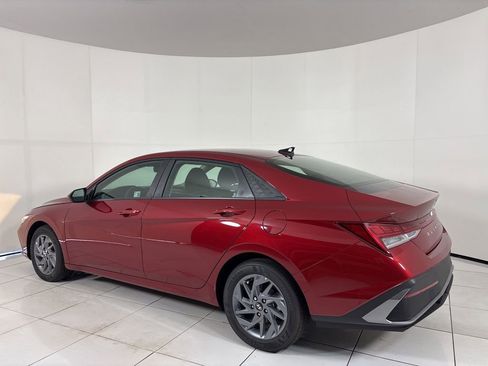 Used 2025 Hyundai Elantra Hybrid FWD image 3