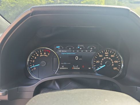 Used 2018 Ford F150 Platinum w/ Equipment Group 701A Luxury AWD/4WD image 15
