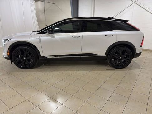 Used 2025 Cadillac Optiq Luxury 2 w/ LPO, ONYX Package image 2