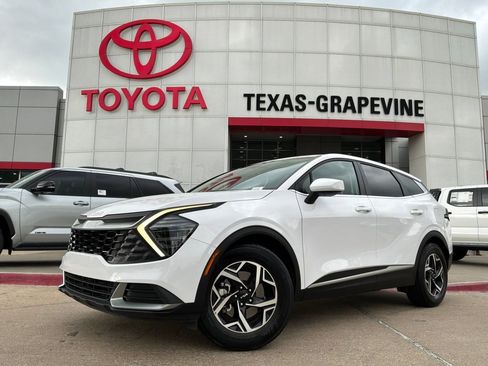 Used 2025 Kia Sportage LX image 2