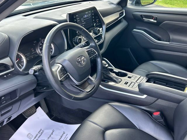 Used 2022 Toyota Highlander XLE AWD/4WD image 29