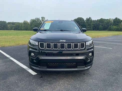 Used 2024 Jeep Compass Latitude AWD/4WD image 4