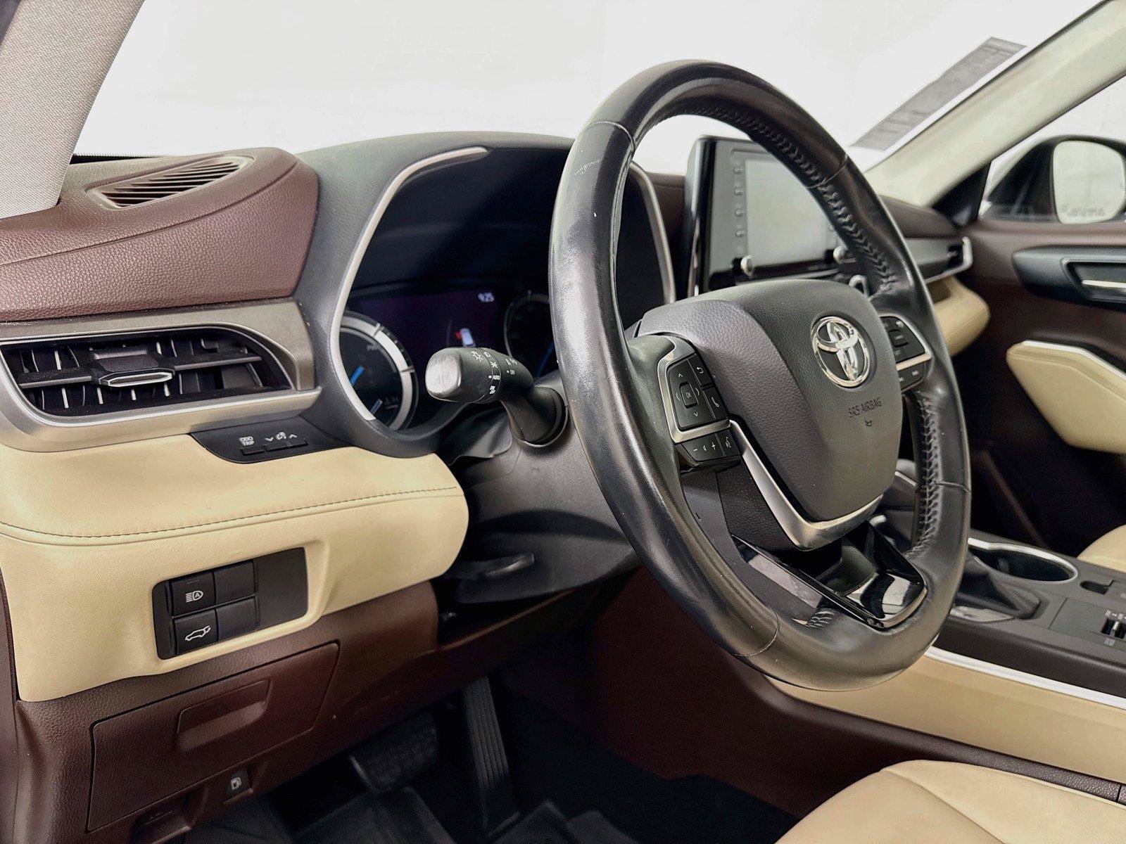 Used 2020 Toyota Highlander XLE AWD/4WD image 4