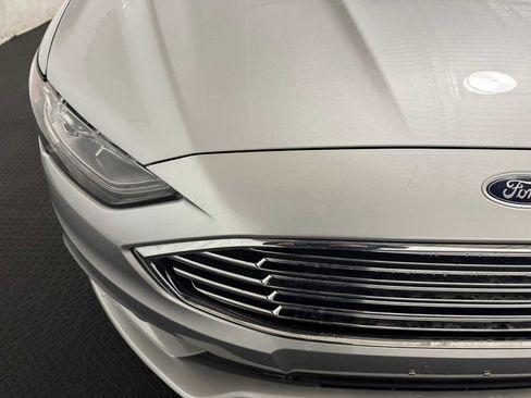 Used 2017 Ford Fusion SE w/ Fusion SE Technology Package image 4