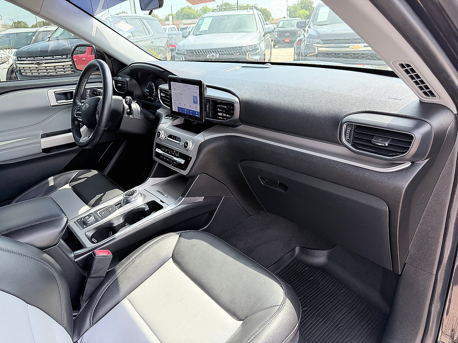 Used 2022 Ford Explorer XLT w/ Equipment Group 202A AWD/4WD image 12