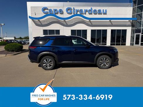 Used 2025 Nissan Pathfinder SL AWD/4WD image 1