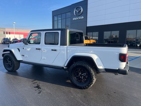 Used 2023 Jeep Gladiator Sport image 3