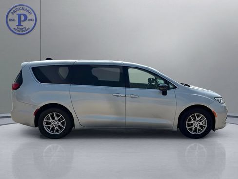 Used 2024 Chrysler Pacifica Touring-L FWD image 8