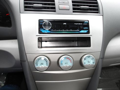 Used 2009 Toyota Camry LE FWD image 16