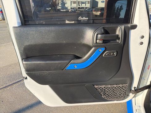 Used 2017 Jeep Wrangler Unlimited Rubicon w/ Connectivity Group image 36