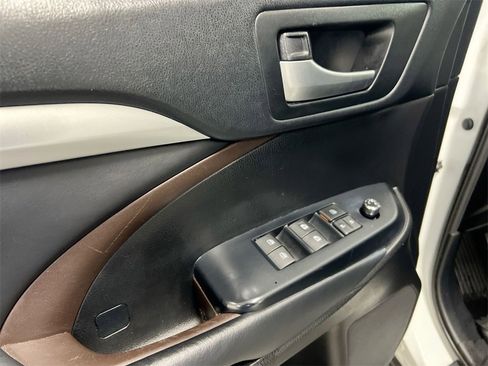 Used 2019 Toyota Highlander XLE image 22