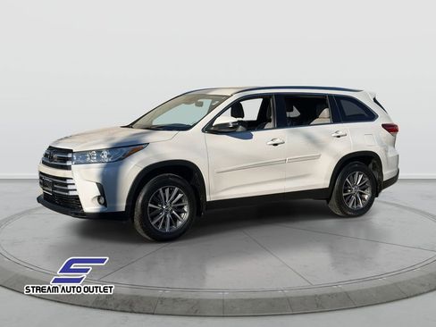 Used 2019 Toyota Highlander XLE image 3