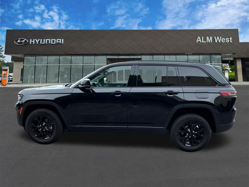 Used 2025 Jeep Grand Cherokee Altitude AWD/4WD image 8