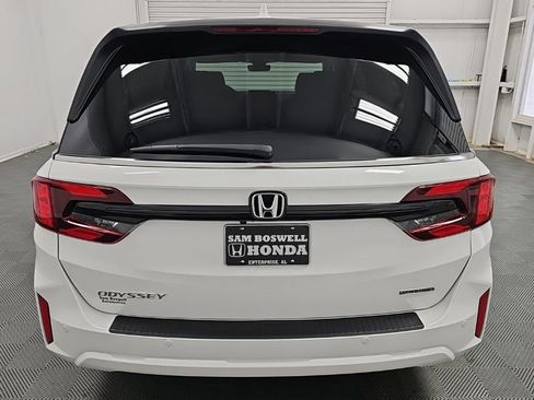 New 2026 Honda Odyssey Touring image 7