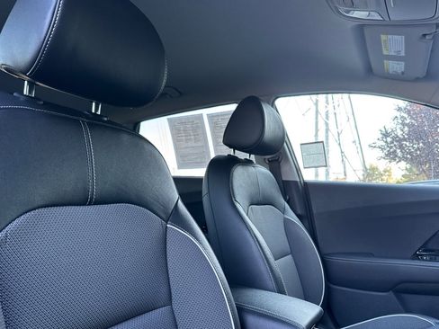 Used 2022 Kia Niro EX image 19