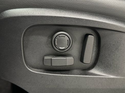 Used 2023 Land Rover Defender 110 X-Dynamic SE image 12