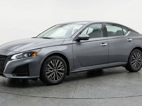 Used 2025 Nissan Altima 2.5 SV image 3