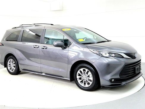 Used 2025 Toyota Sienna XLE w/ XLE Plus Package image 7