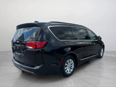 Used 2017 Chrysler Pacifica Touring-L FWD image 12