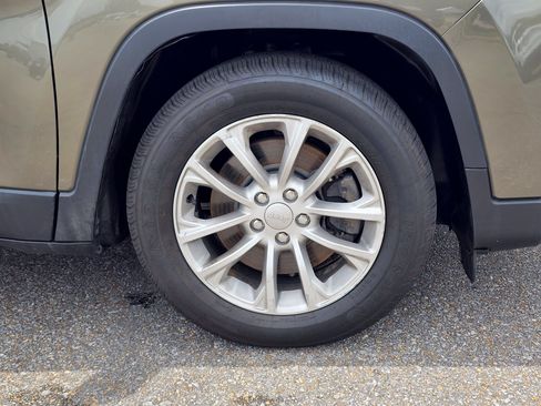 Used 2021 Jeep Cherokee Latitude FWD image 6