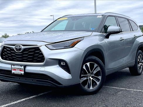 Used 2022 Toyota Highlander XLE AWD/4WD image 1