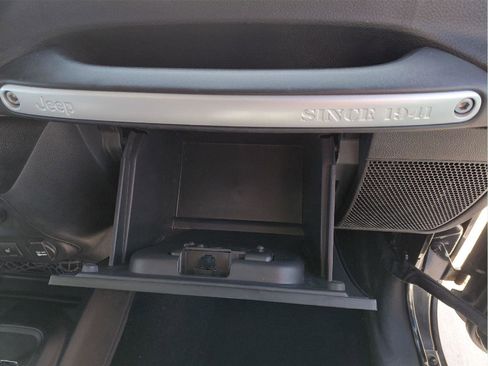 Used 2015 Jeep Wrangler Unlimited Rubicon w/ Connectivity Group AWD/4WD image 12