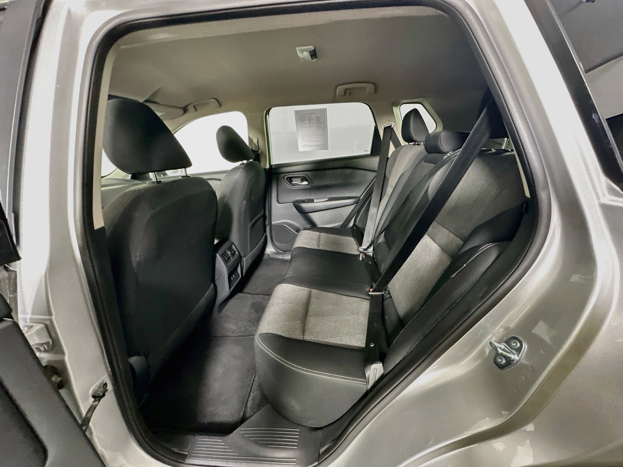 Used 2025 Nissan Rogue SV FWD image 25