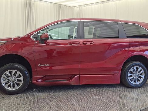 Used 2024 Toyota Sienna LE FWD image 8