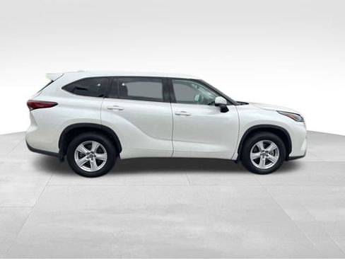 Used 2021 Toyota Highlander LE AWD/4WD image 8