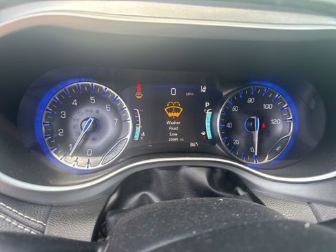 Used 2022 Chrysler Pacifica Touring-L w/ Uconnect Theater Family Group FWD image 2