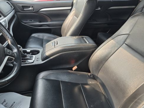 Used 2019 Toyota Highlander XLE FWD image 21