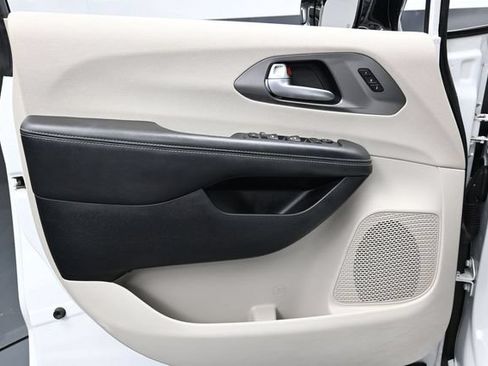 Certified 2024 Chrysler Pacifica Touring-L FWD image 22