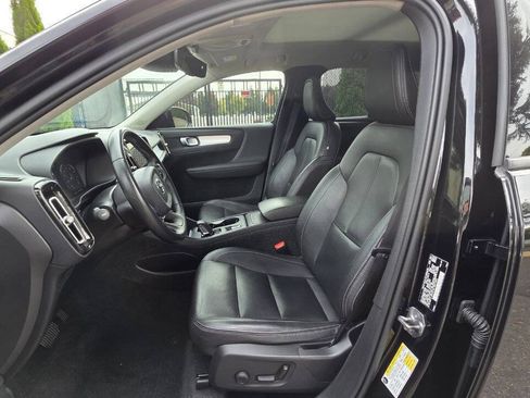 Used 2020 Volvo XC40 T5 Momentum w/ Protection Package Premier AWD/4WD image 9