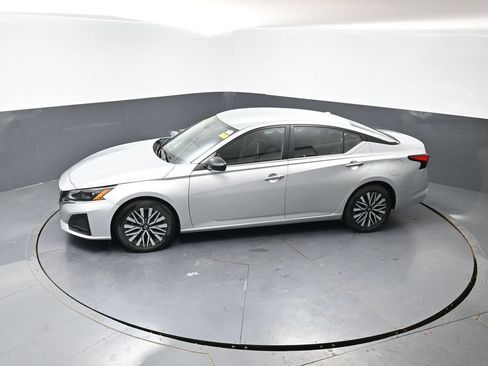 Used 2024 Nissan Altima 2.5 SV FWD image 43