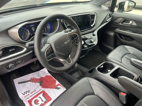 Used 2025 Chrysler Pacifica Select FWD image 11
