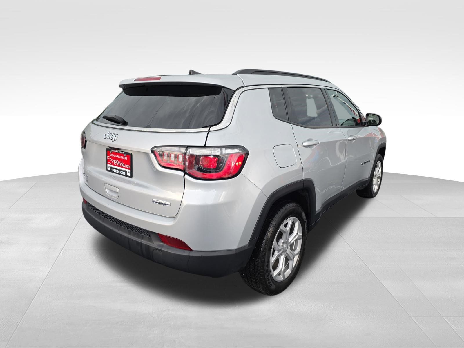 Used 2024 Jeep Compass Latitude AWD/4WD image 5