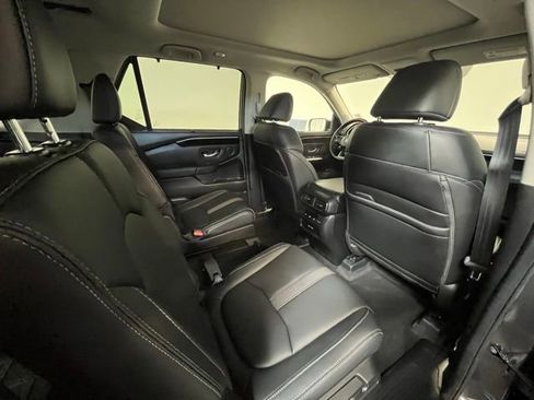 Used 2025 Honda Pilot Touring image 12