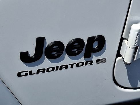 Used 2024 Jeep Gladiator Sport AWD/4WD image 32