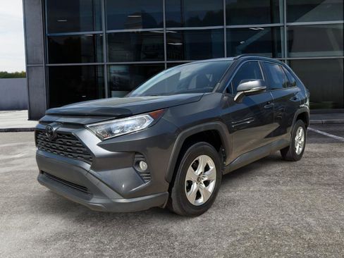 Used 2019 Toyota RAV4 XLE w/ Convenience Package FWD image 3