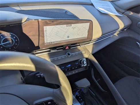 Used 2024 Hyundai Elantra SEL image 25