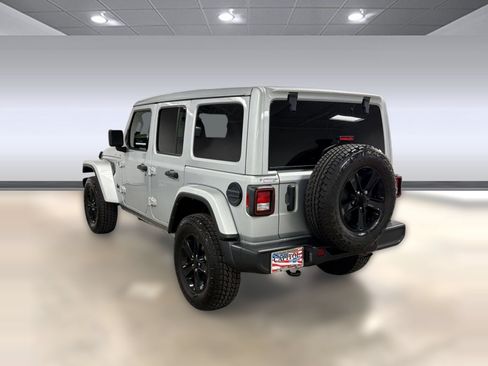 Used 2022 Jeep Wrangler Unlimited Sahara AWD/4WD image 3