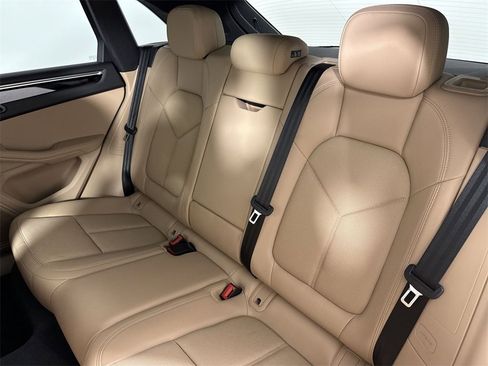 Certified 2022 Porsche Macan image 22