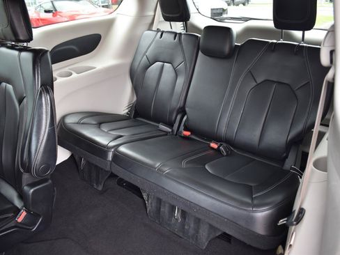 Used 2023 Chrysler Pacifica Touring-L FWD image 46