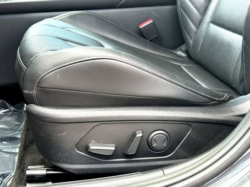 Used 2025 Hyundai Elantra Limited FWD image 12