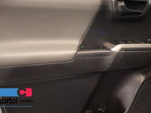 Certified 2022 Toyota Tacoma SR5 AWD/4WD image 10