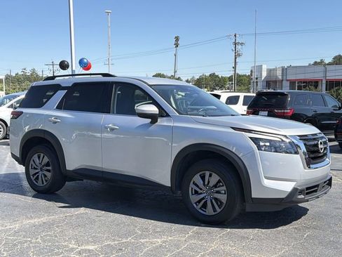 Used 2025 Nissan Pathfinder SV AWD/4WD image 7