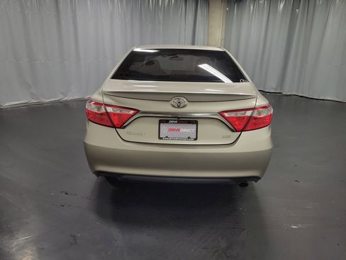Used 2017 Toyota Camry SE w/ Moonroof Package FWD image 7